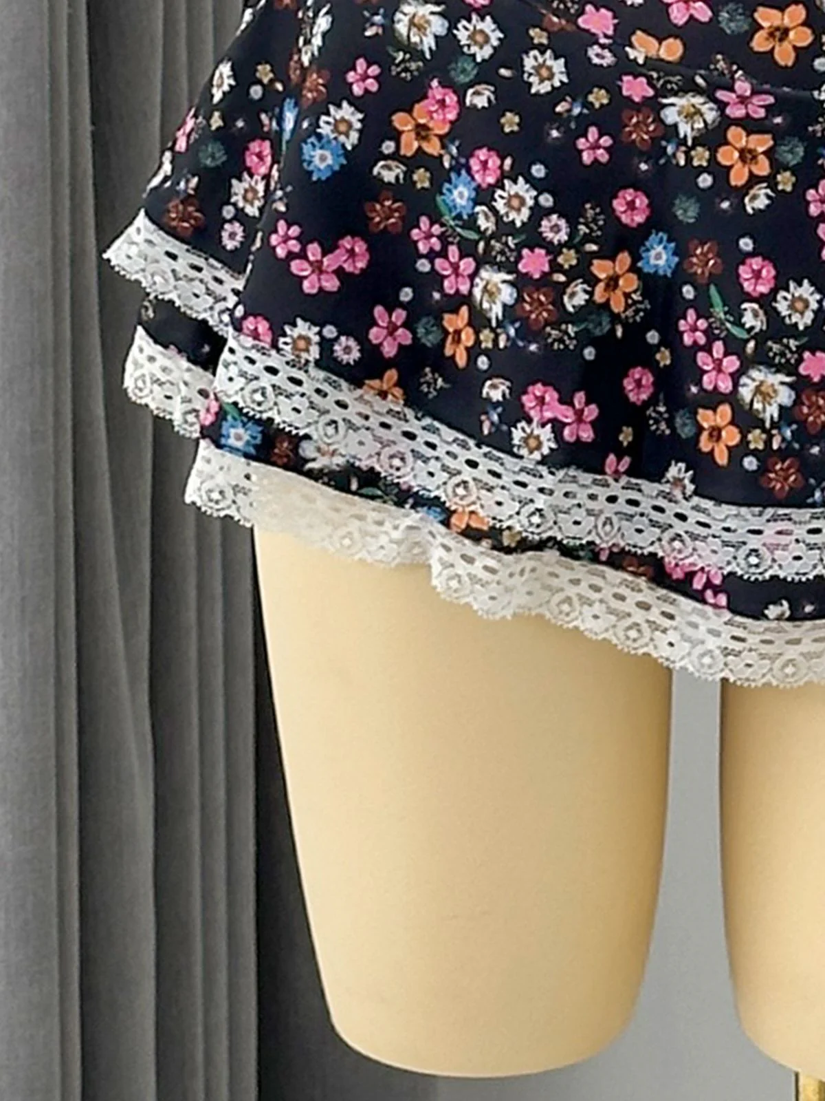 1940s Ditsy Floral Ruffle Strap Lace Trim Bikini Set - Image 16
