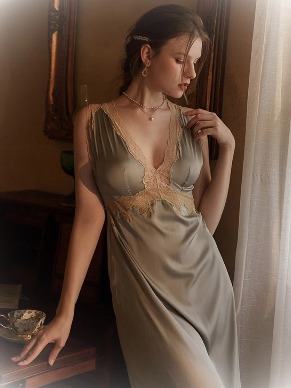 1950s Lace Backless V-Neck Satin Sleepwear - Image 9