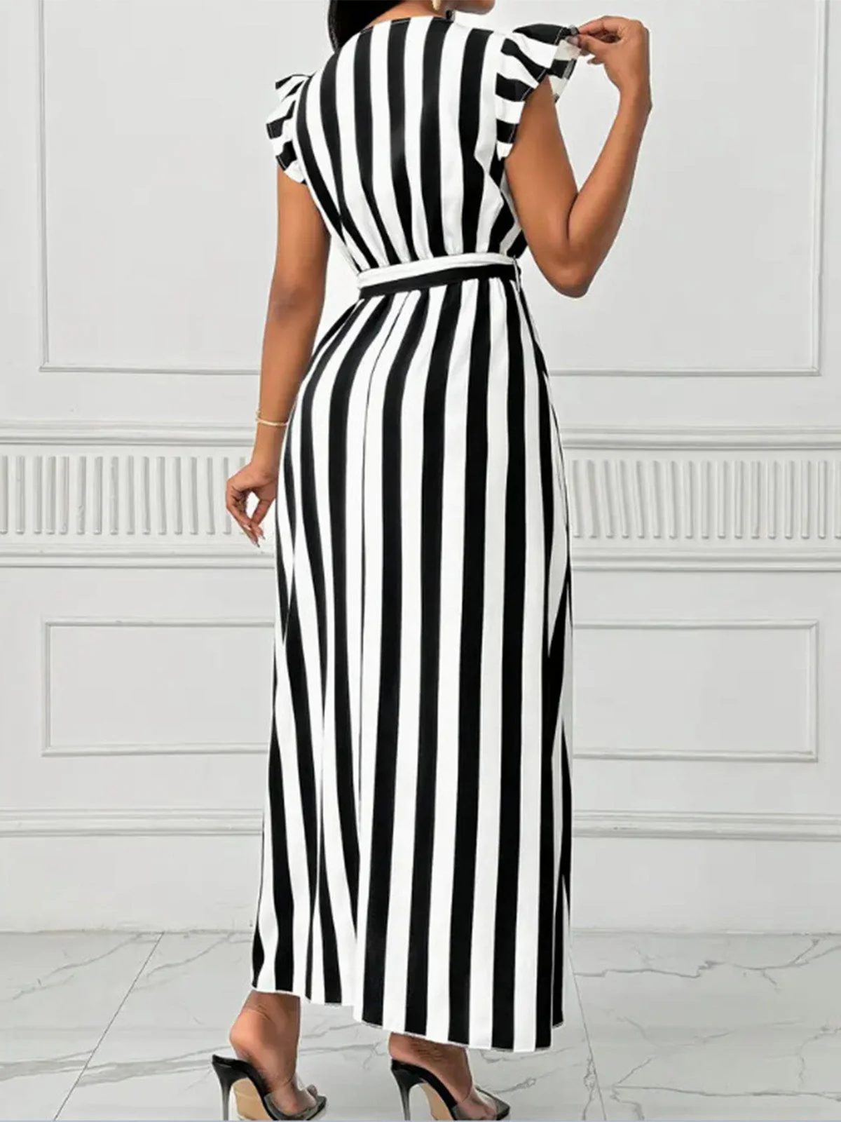 1950s V-Neck Ruffle Belted Swing Dress - Image 7