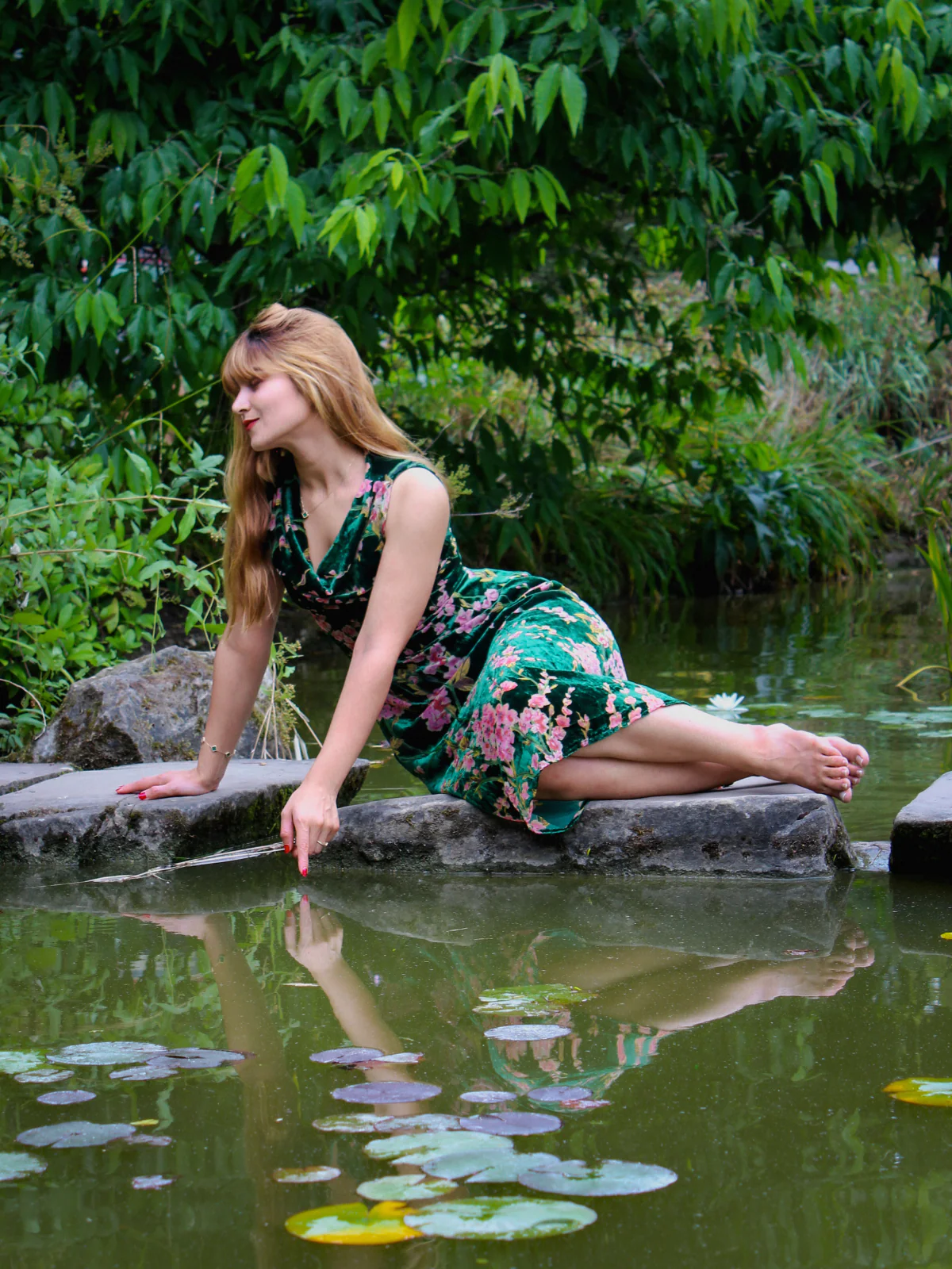 Green 1930s Floral Velvet Sleeveless Dress